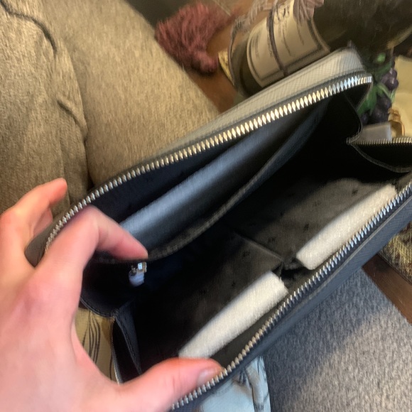 Auth. Michael Kors leather LG phone/card wristlet - Picture 9 of 13